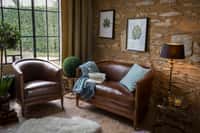 Le fauteuil club en cuir marron vintage, collection Edmond de la Maison Saulaie, reflet du style et de l'art de vivre à la française. © Maison Saulaie